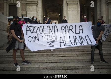 La gente protesta contro l'esame finale del liceo 2020 e il Ministro italiano dell'Istruzione, Lucia Azzolina, presso il Ministero italiano dell'Istruzione, Roma, 04 giugno 2020 (Foto di Christian Minelli/NurPhoto) Foto Stock