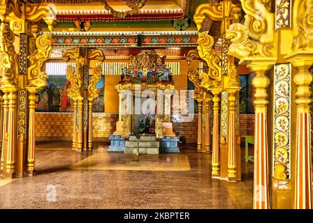 Interno del tempio indù di Arul Eswari Muthumariamman a Jaffna, Sri Lanka il 15 agosto 2017. (Foto di Creative Touch Imaging Ltd./NurPhoto) Foto Stock