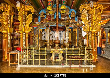 Interno del tempio indù di Arul Eswari Muthumariamman a Jaffna, Sri Lanka il 15 agosto 2017. (Foto di Creative Touch Imaging Ltd./NurPhoto) Foto Stock