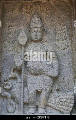 La figura di pietra del Signore Murugan adorna la torre gopuram di raja del tempio indù di Arul Eswari Muthumariamman a Jaffna, Sri Lanka il 15 agosto 2017. (Foto di Creative Touch Imaging Ltd./NurPhoto) Foto Stock