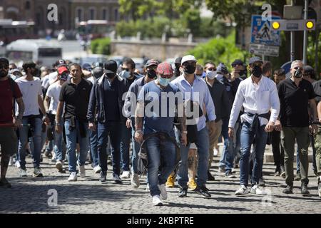 Gruppi neo-fascisti, estremisti e ultraisti provenienti dai club calcistici italiani dimostrano la gestione governativa dell'emergenza coronavirus. Al Circo massimo, Roma, 06 giugno 202 (Foto di Christian Minelli/NurPhoto) Foto Stock