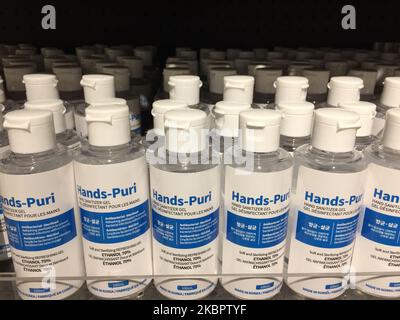 Bottiglie di gel igienizzante per le mani presso un negozio di Toronto, Ontario, Canada il 31 maggio 2020. (Foto di Creative Touch Imaging Ltd./NurPhoto) Foto Stock