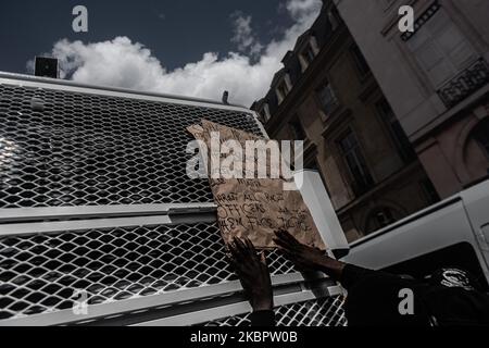 I manifestanti si riuniscono di fronte all'ambasciata degli Stati Uniti a Place de la Concorde, Parigi, Francia, il 6 giugno 2020 per manifestare contro l'assassinio di Adama Traore, George Floyd e le vittime del razzismo e della violenza della polizia. (Foto di George Nickels/NurPhoto) Foto Stock