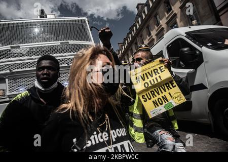 I manifestanti si riuniscono di fronte all'ambasciata degli Stati Uniti a Place de la Concorde, Parigi, Francia, il 6 giugno 2020 per manifestare contro l'assassinio di Adama Traore, George Floyd e le vittime del razzismo e della violenza della polizia. (Foto di George Nickels/NurPhoto) Foto Stock