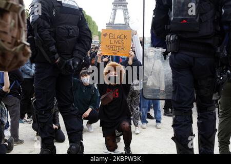 Le persone si riuniscono su Champ de Mars di fronte alla Torre Eiffel, a Parigi il 6 giugno 2020, come parte delle proteste mondiali contro il razzismo e la brutalità della polizia a seguito della morte di George Floyd, un uomo nero disarmato ucciso mentre era stato rapito dalla polizia a Minneapolis, STATI UNITI. La polizia ha vietato il rally così come un altro simile sul parco Champ de Mars di fronte alla Torre Eiffel di oggi, dicendo che gli eventi sono stati organizzati tramite reti sociali senza preavviso ufficiale o consultazione. Ma il 2 giugno, un altro raduno vietato a Parigi ha attirato più di 20000 persone a sostegno della famiglia di Adamo Foto Stock