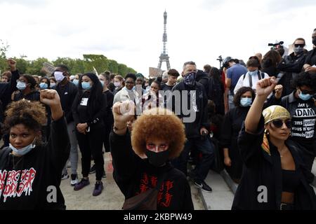 Le persone si riuniscono su Champ de Mars di fronte alla Torre Eiffel, a Parigi il 6 giugno 2020, come parte delle proteste mondiali contro il razzismo e la brutalità della polizia a seguito della morte di George Floyd, un uomo nero disarmato ucciso mentre era stato rapito dalla polizia a Minneapolis, STATI UNITI. La polizia ha vietato il rally così come un altro simile sul parco Champ de Mars di fronte alla Torre Eiffel di oggi, dicendo che gli eventi sono stati organizzati tramite reti sociali senza preavviso ufficiale o consultazione. Ma il 2 giugno, un altro raduno vietato a Parigi ha attirato più di 20000 persone a sostegno della famiglia di Adamo Foto Stock