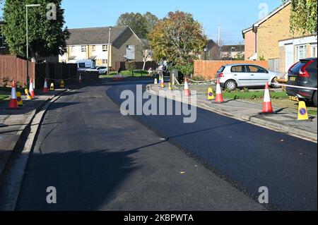 Una nuova strada a metà a Horley, Surrey, in una giornata di inverni luminosi. Foto Stock