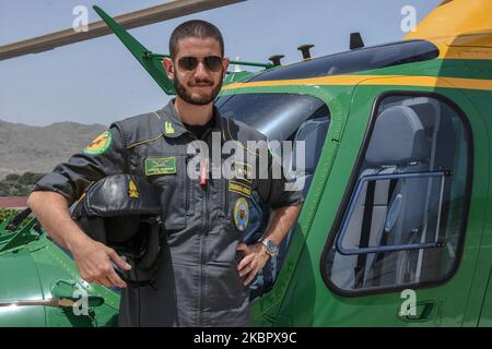 Il comandante Lorenzo Manganini dopo una missione di volo su Palermo. Gli equipaggi e gli elicotteri della Sezione aerea della Guardia di Finanza di Palermo sono quotidianamente impegnati in pattugliamenti costieri e terrestri, in operazioni antidroga, antimafia, anti-immigrazione il 16 maggio 2020 a Palermo. (Foto di Francesco Militello Mirto/NurPhoto) Foto Stock