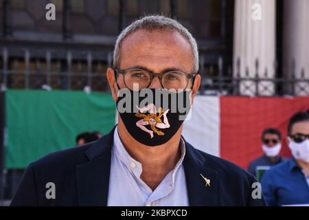 Alberto Samona, assessore alla cultura della Regione Siciliana, commemora la Giornata della Repubblica in Piazza Politeama a Palermo, con altri rappresentanti dei partiti di destra Siciliani, Fratelli d'Italia, Lega e forza Italia a Palermo, Italia, il 2 giugno 2020 (Foto di Francesco Militello Mirto/NurPhoto) Foto Stock