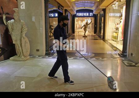 Un lavoratore pulisce il centro commerciale del World Trade Park prima della sua riapertura, durante il blocco in corso COVID-19 a livello nazionale, a Jaipur, Rajasthan, India, il 7 giugno, 2020. (Foto di Vishal Bhatnagar/NurPhoto) Foto Stock