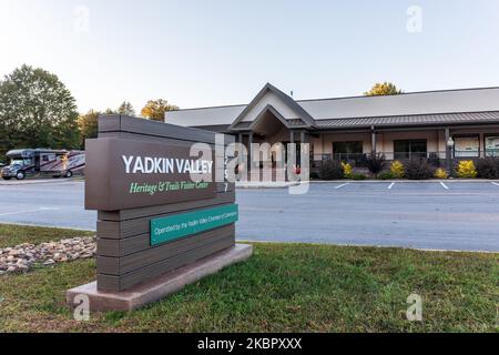 ELKIN, NORTH CAROLINA, USA-14 OTTOBRE 2022: Il centro visitatori Yadkin Valley Heritage & Trails, edificio e monumento in strada. Foto Stock