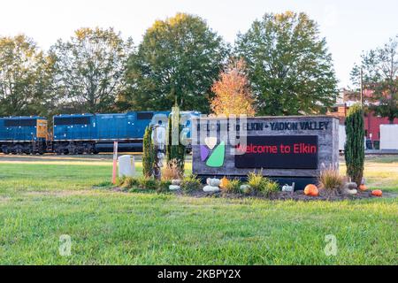 ELKIN, NORTH CAROLINA, USA-14 OTTOBRE 2022: Cartello del monumento-Benvenuti a Elkin, Yadkin Valley, con locomotiva del treno dietro. Foto Stock