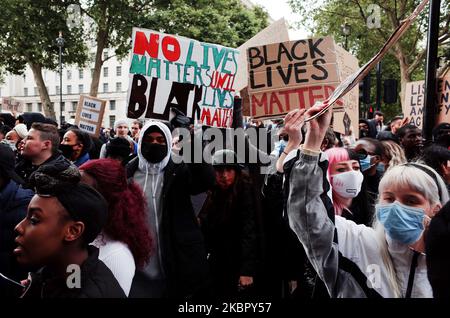 Gli attivisti della Black Lives Matter, riuniti per la seconda giornata consecutiva di protesta di massa contro il razzismo, si sono dimostrati a Whitehall a Londra, in Inghilterra, il 7 giugno 2020. Oggi ha segnato la quarta massiccia protesta Black Lives Matter a Londra in otto giorni, in un’ondata globale di manifestazioni antirazziste scatenate dall’uccisione in custodia di polizia di un uomo nero, George Floyd, nella città statunitense di Minneapolis il 25 maggio. (Foto di David Cliff/NurPhoto) Foto Stock