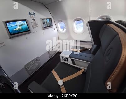 Posti in Business Class in un Airbus A321NEO. Volo con Turkish Airlines durante l'era dell'epidemia di Coronavirus COVID-19. Meno passeggeri sono a bordo di un aereo quasi vuoto per volare, mentre l'equipaggio di cabina dei passeggeri e gli assistenti di volo indossano maschere protettive. Il volo internazionale TK 1843 dal nuovo aeroporto di Istanbul in Turchia alla capitale Atene in Grecia è gestito da un nuovo aereo moderno, sofisticato e avanzato, un Airbus A321neo con registrazione TC-LSN. (Foto di Nicolas Economou/NurPhoto) Foto Stock