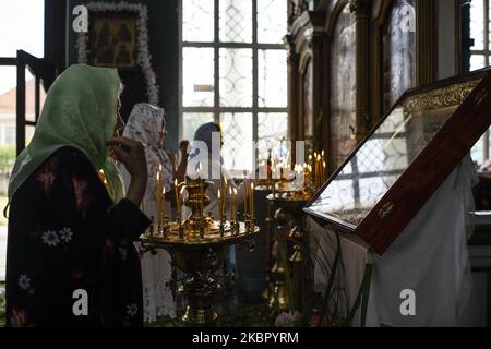 I Lipovani celebrano la Domenica di Pentecoste nella Chiesa Ortodossa Orientale a Vylkove, Odessa Oblast, Ucraina, il 7 giugno 2020. I Lipovani sono vecchi credenti, per la maggior parte di origine etnica russa, che si stabilirono in Romania e nei territori vicini. Circa il 70% della popolazione di Vylkove è costituita da Lipovans. (Foto di Oleksandr Rupeta/NurPhoto) Foto Stock