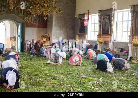 I Lipovani celebrano la Domenica di Pentecoste nella Chiesa Ortodossa Orientale a Vylkove, Odessa Oblast, Ucraina, il 7 giugno 2020. I Lipovani sono vecchi credenti, per la maggior parte di origine etnica russa, che si stabilirono in Romania e nei territori vicini. Circa il 70% della popolazione di Vylkove è costituita da Lipovans. (Foto di Oleksandr Rupeta/NurPhoto) Foto Stock