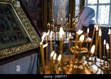 I Lipovani celebrano la Domenica di Pentecoste nella Chiesa Ortodossa Orientale a Vylkove, Odessa Oblast, Ucraina, il 7 giugno 2020. I Lipovani sono vecchi credenti, per la maggior parte di origine etnica russa, che si stabilirono in Romania e nei territori vicini. Circa il 70% della popolazione di Vylkove è costituita da Lipovans. (Foto di Oleksandr Rupeta/NurPhoto) Foto Stock