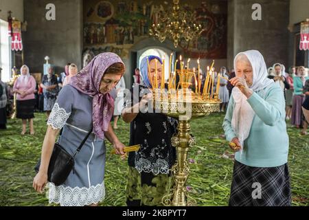 I Lipovani celebrano la Domenica di Pentecoste nella Chiesa Ortodossa Orientale a Vylkove, Odessa Oblast, Ucraina, il 7 giugno 2020. I Lipovani sono vecchi credenti, per la maggior parte di origine etnica russa, che si stabilirono in Romania e nei territori vicini. Circa il 70% della popolazione di Vylkove è costituita da Lipovans. (Foto di Oleksandr Rupeta/NurPhoto) Foto Stock