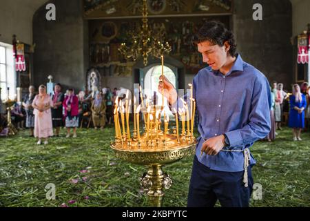 I Lipovani celebrano la Domenica di Pentecoste nella Chiesa Ortodossa Orientale a Vylkove, Odessa Oblast, Ucraina, il 7 giugno 2020. I Lipovani sono vecchi credenti, per la maggior parte di origine etnica russa, che si stabilirono in Romania e nei territori vicini. Circa il 70% della popolazione di Vylkove è costituita da Lipovans. (Foto di Oleksandr Rupeta/NurPhoto) Foto Stock