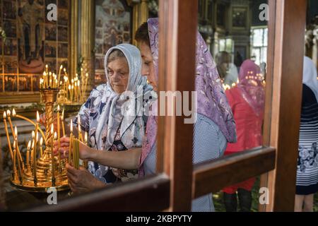 I Lipovani celebrano la Domenica di Pentecoste nella Chiesa Ortodossa Orientale a Vylkove, Odessa Oblast, Ucraina, il 7 giugno 2020. I Lipovani sono vecchi credenti, per la maggior parte di origine etnica russa, che si stabilirono in Romania e nei territori vicini. Circa il 70% della popolazione di Vylkove è costituita da Lipovans. (Foto di Oleksandr Rupeta/NurPhoto) Foto Stock