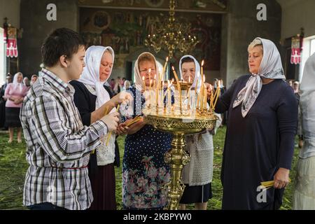 I Lipovani celebrano la Domenica di Pentecoste nella Chiesa Ortodossa Orientale a Vylkove, Odessa Oblast, Ucraina, il 7 giugno 2020. I Lipovani sono vecchi credenti, per la maggior parte di origine etnica russa, che si stabilirono in Romania e nei territori vicini. Circa il 70% della popolazione di Vylkove è costituita da Lipovans. (Foto di Oleksandr Rupeta/NurPhoto) Foto Stock