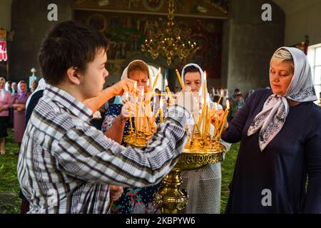 I Lipovani celebrano la Domenica di Pentecoste nella Chiesa Ortodossa Orientale a Vylkove, Odessa Oblast, Ucraina, il 7 giugno 2020. I Lipovani sono vecchi credenti, per la maggior parte di origine etnica russa, che si stabilirono in Romania e nei territori vicini. Circa il 70% della popolazione di Vylkove è costituita da Lipovans. (Foto di Oleksandr Rupeta/NurPhoto) Foto Stock