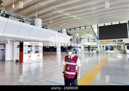 Membro di sicurezza dell'aeroporto internazionale di Roma Leonardo da Vinci con casco termoscanner. L'aeroporto torna lentamente alla normalità dopo che gli stati membri europei riaprono i loro confini il 7 giugno 2020 a Roma, Italia. (Foto di Matteo Trevisan/NurPhoto) Foto Stock