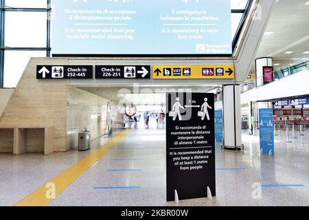 Una vista all'interno del terminal dell'aeroporto internazionale di Roma Leonardo da Vinci. L'aeroporto torna lentamente alla normalità dopo che gli stati membri europei riaprono i loro confini il 7 giugno 2020 a Roma, Italia. (Foto di Matteo Trevisan/NurPhoto) Foto Stock