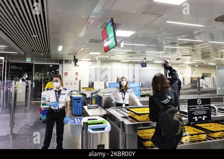 Il controllo di sicurezza presso l'aeroporto internazionale di Roma Leonardo da Vinci. L'aeroporto torna lentamente alla normalità dopo che gli stati membri europei riaprono i loro confini il 7 giugno 2020 a Roma, Italia. (Foto di Matteo Trevisan/NurPhoto) Foto Stock