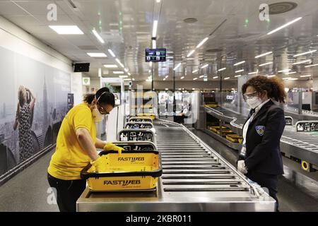 Sanificazione dello stand degli assegni all'interno dell'aeroporto internazionale di Roma Leonardo da Vinci. L'aeroporto torna lentamente alla normalità dopo che gli stati membri europei riaprono i loro confini il 7 giugno 2020 a Roma, Italia. (Foto di Matteo Trevisan/NurPhoto) Foto Stock