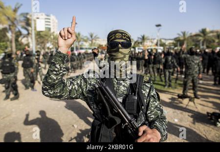 Militanti palestinesi delle Brigate al-Quds, il movimento militanti della Jihad islamica palestinese, partecipano ad un servizio commemorativo per l'ex leader Ramadan Shallah a Gaza City, il 08 giugno 2020. (Foto di Sameh Rahmi/NurPhoto) Foto Stock