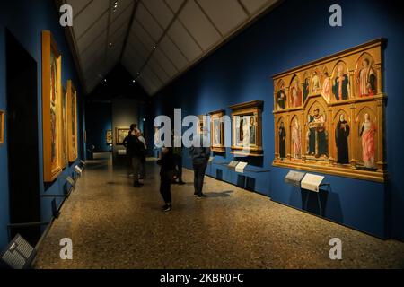 (SOLO NOTIZIE EDITORIALI - RIGOROSAMENTE NESSUN USO COMMERCIALE O DI MERCHANDISING) i visitatori visitano l'arte alla Pinacoteca di Brera il 09 giugno 2020 a Milano. Riapertura al pubblico della Pinacoteca di Brera dopo la chiusura forzata per l'emergenza coronavirus. Ingresso gratuito fino all'autunno 2020 dopo la registrazione e la prenotazione dell'orario. (Foto di Mairo Cinquetti/NurPhoto) Foto Stock