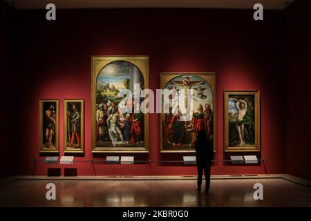 (SOLO PER NOTIZIE EDITORIALI - NON PER USO COMMERCIALE O MERCHANDISING) Un visitatore guarda l'arte alla Pinacoteca di Brera il 09 giugno 2020 a Milano. Riapertura al pubblico della Pinacoteca di Brera dopo la chiusura forzata per l'emergenza coronavirus. Ingresso gratuito fino all'autunno 2020 dopo la registrazione e la prenotazione dell'orario. (Foto di Mairo Cinquetti/NurPhoto) Foto Stock