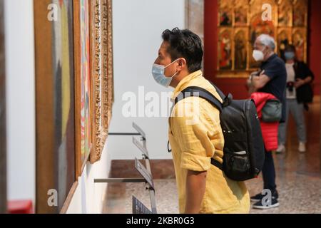 (SOLO NOTIZIE EDITORIALI - RIGOROSAMENTE NESSUN USO COMMERCIALE O DI MERCHANDISING) i visitatori visitano l'arte alla Pinacoteca di Brera il 09 giugno 2020 a Milano. Riapertura al pubblico della Pinacoteca di Brera dopo la chiusura forzata per l'emergenza coronavirus. Ingresso gratuito fino all'autunno 2020 dopo la registrazione e la prenotazione dell'orario. (Foto di Mairo Cinquetti/NurPhoto) Foto Stock