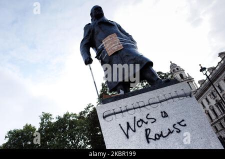 La statua di Parliament Square del leader britannico in tempo di guerra Winston Churchill si scontra con le parole "era un razzista" come attivisti Black Lives Matter, riuniti per il secondo giorno consecutivo di protesta di massa contro il razzismo, manifestarono a Londra, in Inghilterra, il 7 giugno 2020. Oggi ha segnato la quarta massiccia protesta Black Lives Matter a Londra in otto giorni, in un’ondata globale di manifestazioni antirazziste scatenate dall’uccisione in custodia di polizia di un uomo nero, George Floyd, nella città statunitense di Minneapolis il 25 maggio. (Foto di David Cliff/NurPhoto) Foto Stock