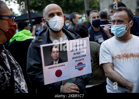 I dipendenti di Nissan tengono una foto dell'amministratore delegato di Nissan Makoto Uchida Reading ''boial'' durante una protesta contro la chiusura dell'impianto di produzione giapponese a Barcellona il 9 giugno 2020. Il costruttore giapponese Nissan ha deciso di chiudere la sua fabbrica a Barcellona, dove 3.000 persone sono impiegate dopo quattro decenni di attività. (Foto di Albert Llop/NurPhoto) Foto Stock