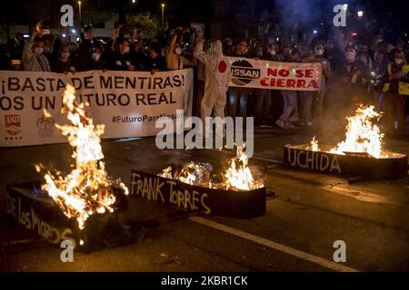 I dipendenti di Nissan bruciano bare finti mentre tengono in mano un banner che legge ''Stop Lies, noi chiediamo un futuro reale'' durante una protesta contro la chiusura dello stabilimento giapponese di produzione di automobili a Barcellona il 9 giugno 2020. Il costruttore giapponese Nissan ha deciso di chiudere la sua fabbrica a Barcellona, dove 3.000 persone sono impiegate dopo quattro decenni di attività. (Foto di Albert Llop/NurPhoto) Foto Stock