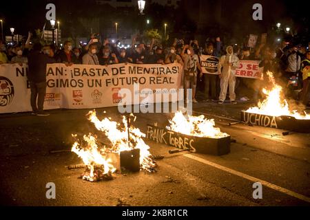 I dipendenti di Nissan bruciano bare finti mentre tengono in mano un banner che legge ''Stop Lies, noi chiediamo un futuro reale'' durante una protesta contro la chiusura dello stabilimento giapponese di produzione di automobili a Barcellona il 9 giugno 2020. Il costruttore giapponese Nissan ha deciso di chiudere la sua fabbrica a Barcellona, dove 3.000 persone sono impiegate dopo quattro decenni di attività. (Foto di Albert Llop/NurPhoto) Foto Stock