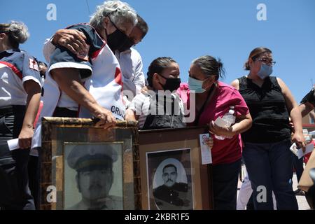 I paramedici della Croce Rossa messicana sono un omaggio a Juan Andres Garcia Gonzalez, un'infermiera paramedica volontaria della Croce Rossa di 34 anni e della IMSS Clinic 66, A chi è stato diagnosticato covid19 il 26th aprile e recentemente è morto a causa delle complicazioni polmonari sviluppate dopo la diagnosi a Ciudad Juarez, Stato di Chihuahua, Messico il 8 giugno 2020. (Foto di David Peinado/NurPhoto) Foto Stock