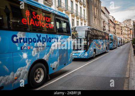 Un gruppo di autobus con il cartello 'Save the Bus' durante una dimostrazione di autobus a Granada, Spagna il 10 giugno 2020. Manifestazioni nelle principali città della Spagna per protestare contro la drastica riduzione della mobilità degli autobus turistici a causa del Coronavirus, ha ridotto il carico di lavoro di oltre il 90%, mentre le spese continuano. (Foto di Fermin Rodriguez/NurPhoto) Foto Stock