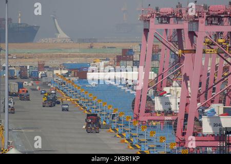 Una scena di vista del nuovo porto container a Busan, Corea del Sud, il 10 giugno 2020. L'economia della Corea del Sud dovrebbe contrarsi al 1,2 per cento quest'anno come la pandemia di coronavirus e le misure di blocco devastato il commercio e il consumo globale, l'Organizzazione per la cooperazione e lo sviluppo economico (OCSE) ha detto Mercoledì. La previsione aggiornata, che sarebbe stata la contrazione più netta dalla crisi finanziaria asiatica del 1998, ha segnato un netto declassamento rispetto alle previsioni di marzo dell'OCSE di un'espansione del 2%. Le ultime previsioni dell’OCSE sono più cupe di una previsione della Banca di Corea (BOK), che prevede il Kore Foto Stock