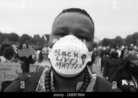 (NOTA DELL'EDITORE: L'immagine è stata convertita in bianco e nero) migliaia di persone si sono riunite durante Black Lives Matter protesta pacifica contro il razzismo e la violenza della polizia al Nelson Mandela Park nel distretto di Bijlmer il 10 giugno 2020 ad Amsterdam, Paesi Bassi. La protesta è stata convocata dai residenti afro-olandesi del distretto di Bijlmer in solidarietà della recente uccisione di George Floyd da parte di agenti di polizia a Minneapolis e della violenza razzista e di polizia subita dai residenti afro-olandesi nel distretto di Bijlmer. (Foto di Paulo Amorim/NurPhoto) Foto Stock