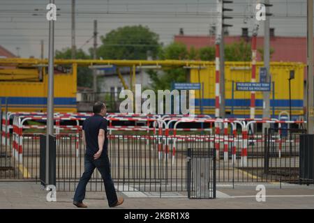 Una vista generale dell'ingresso alle piattaforme ferroviarie della stazione ferroviaria di Oswiecim. Andrzej Adamczyk, Ministro delle infrastrutture e Krzysztof Maminski, Amministratore Delegato delle Ferrovie di Stato polacche (PKP SA) ha ufficialmente aperto una nuova stazione ferroviaria a Oswiecim. Nel 2019, 2,3 milioni di persone provenienti da tutto il mondo hanno visitato i terreni dell'ex campo di concentramento e sterminio nazista di Auschwitz e Auschwitz II-Birkenau mercoledì 10 giugno 2020 a Oswiecim, Voivodato della Polonia minore, Polonia. (Foto di Artur Widak/NurPhoto) Foto Stock