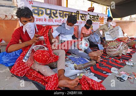 Fornitori pronti turbani colorati per la vendita in un negozio a Badi Chaupar durante il continuo nazionale COVID-19 blocco, a Jaipur, Rajasthan, India, Mercoledì, 10 giugno 2020. (Foto di Vishal Bhatnagar/NurPhoto) Foto Stock
