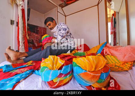 Un fornitore pronto turbans colorati per la vendita in un negozio a Badi Chaupar durante il blocco in corso a livello nazionale COVID-19, a Jaipur, Rajasthan, India, Mercoledì, 10 giugno 2020. (Foto di Vishal Bhatnagar/NurPhoto) Foto Stock