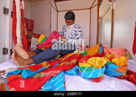 Un fornitore pronto turbans colorati per la vendita in un negozio a Badi Chaupar durante il blocco in corso a livello nazionale COVID-19, a Jaipur, Rajasthan, India, Mercoledì, 10 giugno 2020. (Foto di Vishal Bhatnagar/NurPhoto) Foto Stock