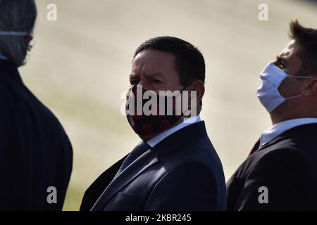 Indossando una maschera protettiva, il Vice Presidente brasiliano Hamilton Mourao arriva per la cerimonia di sollevamento della bandiera nazionale di fronte al Palazzo Alvorada in mezzo alla pandemia di Coronavirus (COVID-19), a Brasilia, in Brasile, martedì 9 giugno, 2020. (Foto di Andre Borges/NurPhoto) Foto Stock