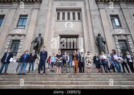 I parenti delle vittime di Covid-19 hanno presentato 50 denunce formali al Procuratore di Bergamo, il 10 giugno 2020, per chiedere verità e giustizia sulla morte dei loro cari. Il comitato dei parenti – denominato “noi riferiremo” (in italiano “noi denunceremo”) – ha già preparato altre 150 denunce formali, e contando. Il loro gruppo di Facebook ha raggiunto 56k iscrizioni in pochissimo tempo. Bergamo e la provincia circostante sono state una delle zone più colpite dal coronavirus in Italia, uno dei paesi più colpiti al mondo. (Foto di Marco Panzetti/NurPhoto) Foto Stock