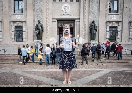 Laura Capella mostra una foto di suo padre – morto di Covid-19 – davanti alla Procura di Bergamo, dove ha appena presentato una denuncia formale contro ignoto. I parenti delle vittime di Covid-19 hanno presentato 50 denunce formali al Procuratore di Bergamo, il 10 giugno 2020, per chiedere verità e giustizia sulla morte dei loro cari. Il comitato dei parenti – denominato “noi riferiremo” (in italiano “noi denunceremo”) – ha già preparato altre 150 denunce formali, e contando. Il loro gruppo di Facebook ha raggiunto 56k iscrizioni in pochissimo tempo. Bergamo e dintorni Foto Stock