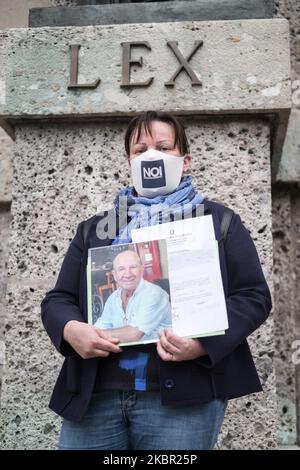 Bergamo, 10/06/2020. Laura Silvestri mostra una foto di suo padre (morto di Covid-19) davanti alla procura, dove ha presentato una denuncia contro sconosciuto. I parenti delle vittime di Covid-19 hanno presentato 50 denunce formali al Procuratore di Bergamo, il 10 giugno 2020, per chiedere verità e giustizia sulla morte dei loro cari. Il comitato dei parenti – denominato “noi riferiremo” (in italiano “noi denunceremo”) – ha già preparato altre 150 denunce formali, e contando. Il loro gruppo di Facebook ha raggiunto 56k iscrizioni in pochissimo tempo. Bergamo e dintorni Foto Stock